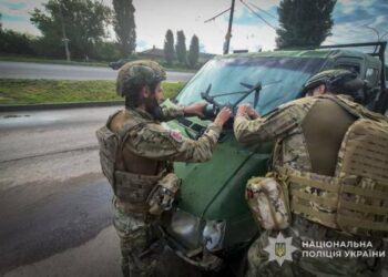 У Сумах знешкодили  FPV-дрон на оптоволокні, який не вибухнув після влучання в авто