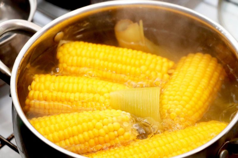Як смачно приготувати молоду кукурудзу: метод від шефа для максимальної соковитості