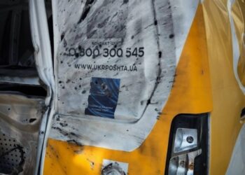 На Сумщині росіяни атакували автомобіль Укрпошти: постраждали двоє людей