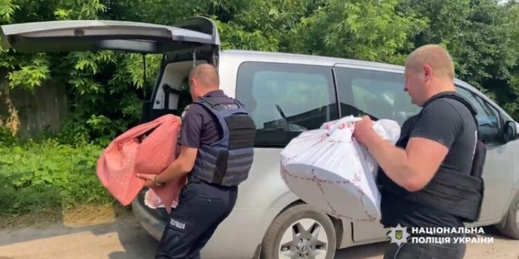 Новгород-Сіверські поліцейські допомогли жінці, яка виїхала з прикордоння, евакуювати її майно 