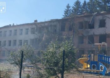Окупанти поцілили по школі в Сумах: є двоє поранених