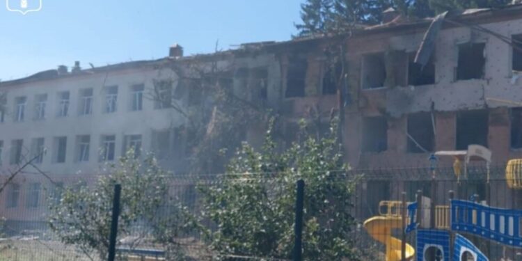 Окупанти поцілили по школі в Сумах: є двоє поранених