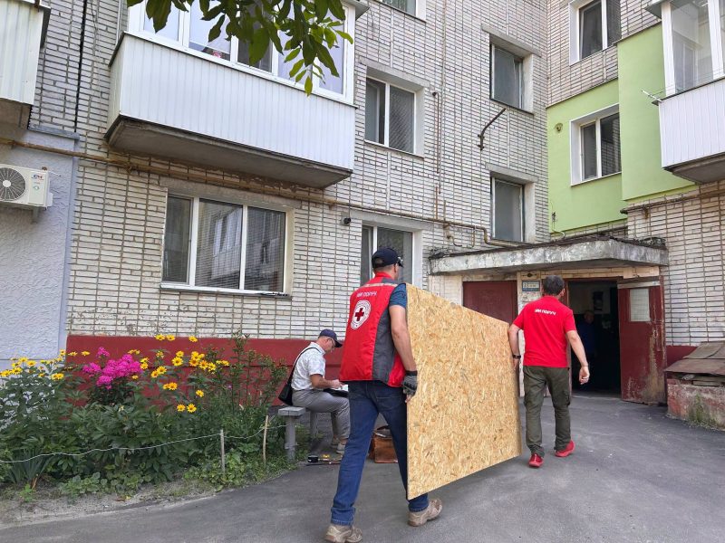 Після удару по багатоповерхівці у Шостці волонтери Червоного Хреста допомагають постраждалим