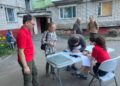 Після удару по багатоповерхівці у Шостці волонтери Червоного Хреста допомагають постраждалим