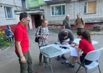 Після удару по багатоповерхівці у Шостці волонтери Червоного Хреста допомагають постраждалим