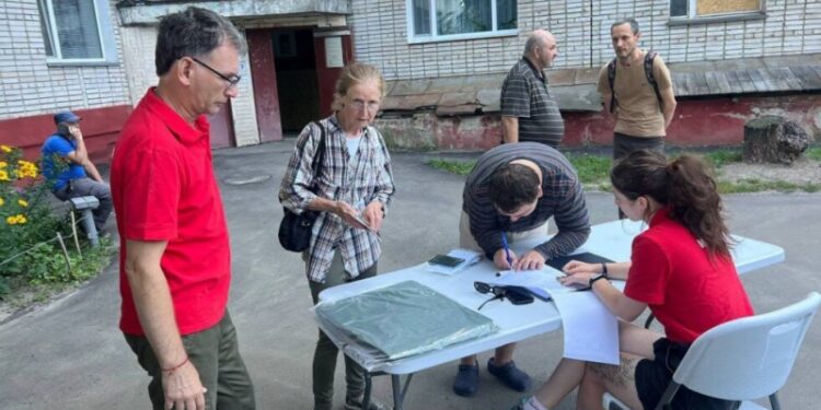 Після удару по багатоповерхівці у Шостці волонтери Червоного Хреста допомагають постраждалим