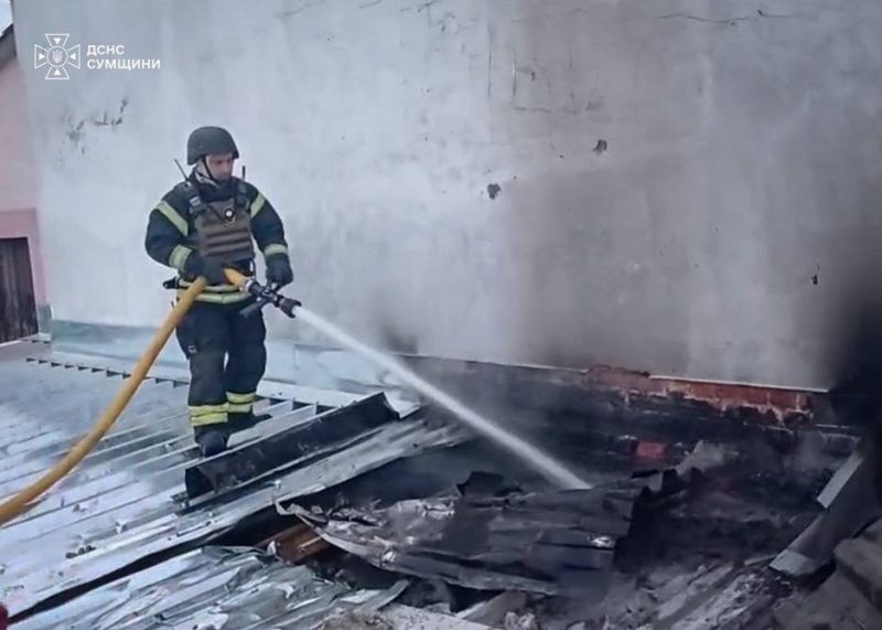 Рятувальники показали, як гасили пожежу після ворожого удару по Конотопщині