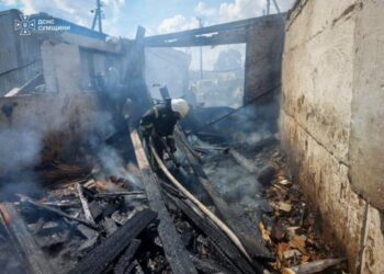 Рятувальники показали, як гасили пожежу після ворожого удару по Конотопщині