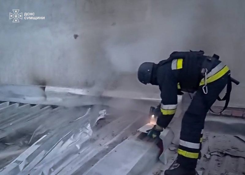 Рятувальники показали, як гасили пожежу після ворожого удару по Конотопщині