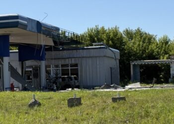 Росіяни ударили по АЗС та об’єкту інфраструктури у Шостці: пошкоджено автомобіль та поранено працівника заправки