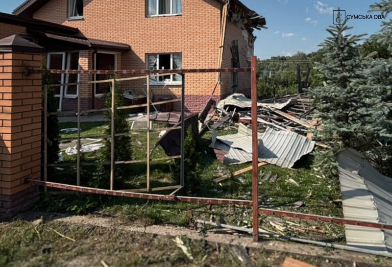 Росіяни вдарили КАБами по Сумській громаді: постраждали люди, пошкоджено щонайменше 15 будинків
