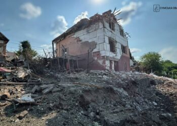 Росіяни вдарили КАБами по Сумській громаді: постраждали люди, пошкоджено щонайменше 15 будинків