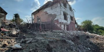 Росіяни вдарили КАБами по Сумській громаді: постраждали люди, пошкоджено щонайменше 15 будинків