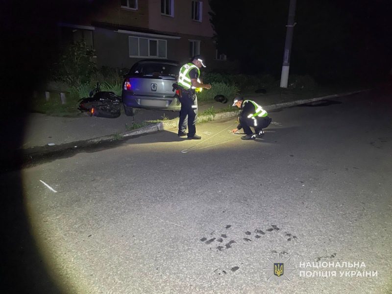 У Бурині 16-річний мотоцикліст та 13-річний пасажир постраждали у зіткненні з Renault Clio