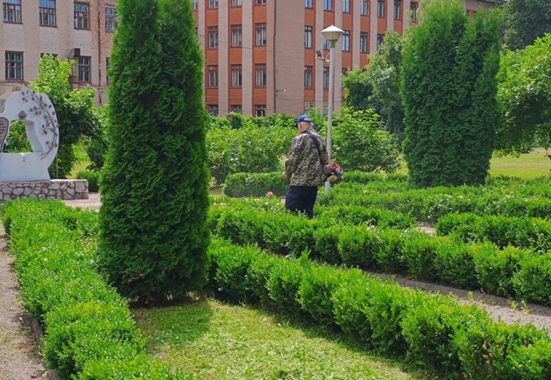 У Конотопі впорядкували території біля пам’ятних знаків жертвам Голодомору та Чорнобильської трагедії + Фото