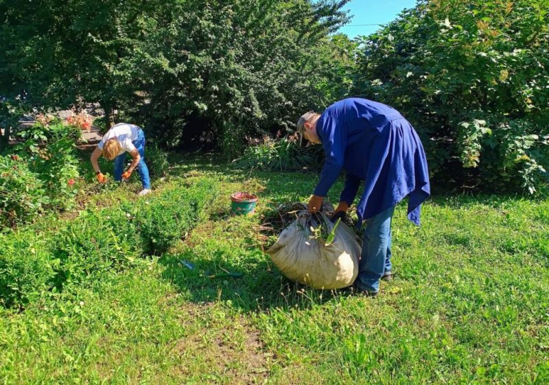 У Конотопі впорядкували території біля пам’ятних знаків жертвам Голодомору та Чорнобильської трагедії + Фото