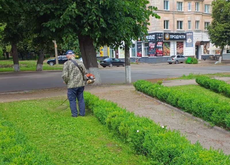 У Конотопі впорядкували території біля пам’ятних знаків жертвам Голодомору та Чорнобильської трагедії + Фото