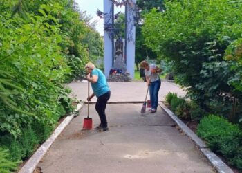 У Конотопі впорядкували території біля пам’ятних знаків жертвам Голодомору та Чорнобильської трагедії + Фото