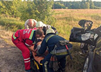 У Кролевці рятувальники деблокували водія після ДТП