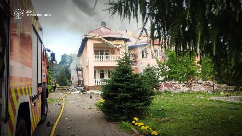 У Новгород-Сіверському районі унаслідок ворожої атаки зруйновано пансіонат та поранено чоловіка