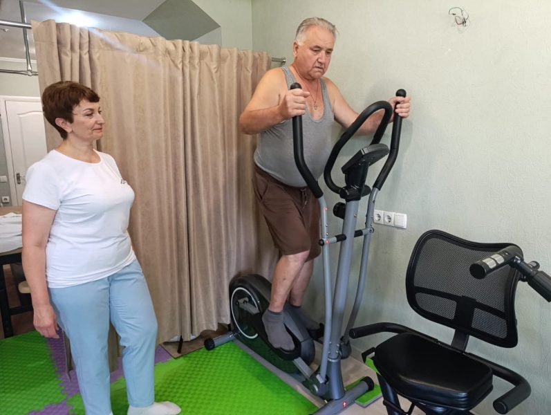 У Ромнах реабілітологиня за грантові кошти розширює центр відновлення для дітей, дорослих і військових
