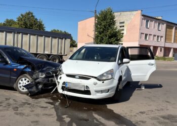 У Шостці біля спорткомплексу не розминулися два легковика + Фото