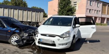 У Шостці біля спорткомплексу не розминулися два легковика + Фото
