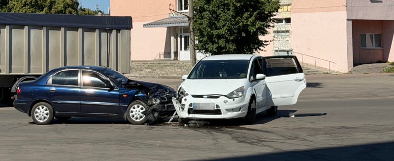 У Шостці біля спорткомплексу не розминулися два легковика + Фото