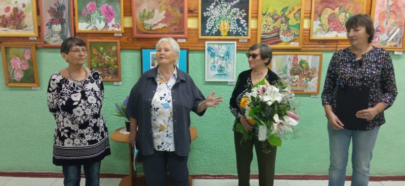 «У світі натюрмортів»: у шосткинській бібліотеці експонують понад 30 картин Елли Римської