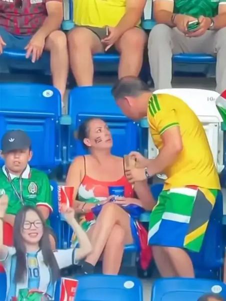 ВІДЕО. «Подавайте на розлучення». Сварка пари на ЧС стала вірусною