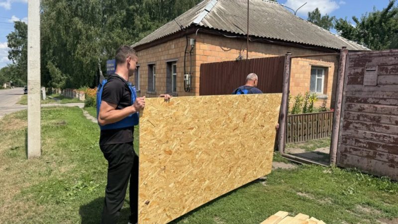 Волонтери “Проліска” надали постраждалим жителям Конотопщини матеріали для екстреного ремонту житла