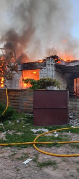 Ворожий безпілотник влучив у будинок у Новгороді-Сіверському: 7-річний хлопчик у важкому стані, ще двоє дітей та двоє дорослих – поранені