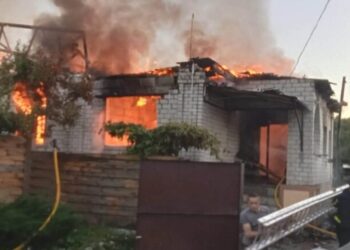 Ворожий безпілотник влучив у будинок у Новгороді-Сіверському: 7-річний хлопчик у важкому стані, ще двоє дітей та двоє дорослих – поранені