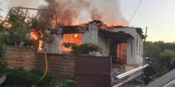 Ворожий безпілотник влучив у будинок у Новгороді-Сіверському: 7-річний хлопчик у важкому стані, ще двоє дітей та двоє дорослих – поранені