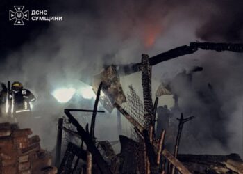 За ніч у Ромнах сталися дві масштабні пожежі: рятувальники врятували житлові будинки від вогню