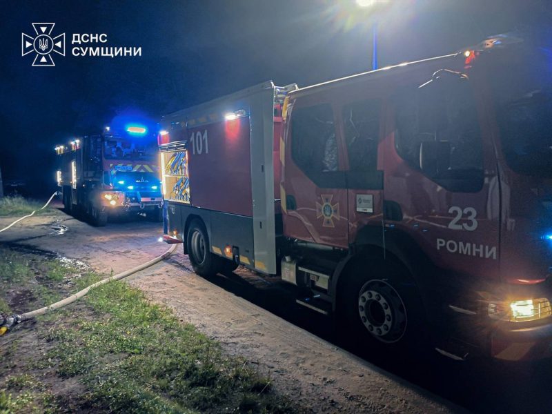 За ніч у Ромнах сталися дві масштабні пожежі: рятувальники врятували житлові будинки від вогню