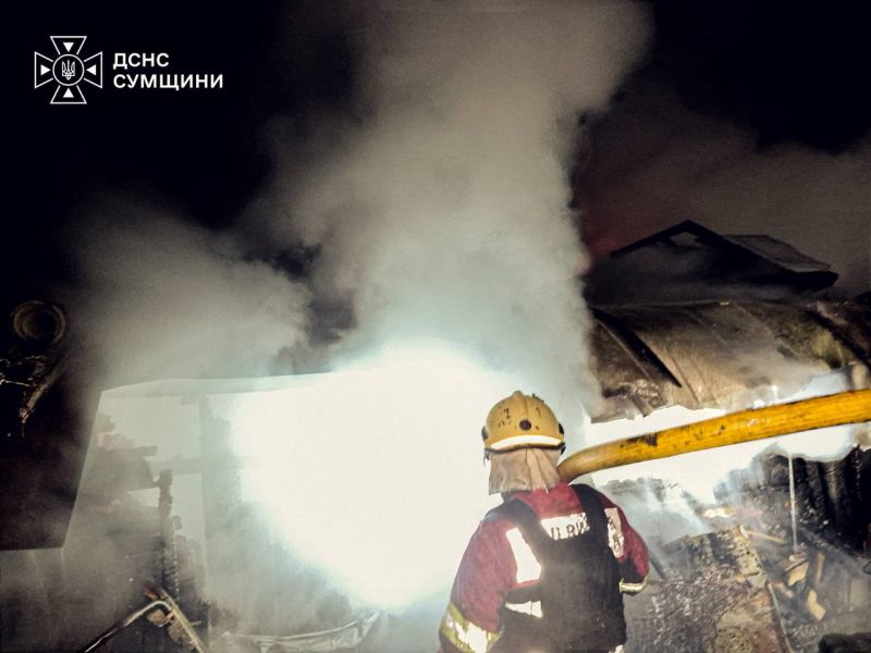 За ніч у Ромнах сталися дві масштабні пожежі: рятувальники врятували житлові будинки від вогню