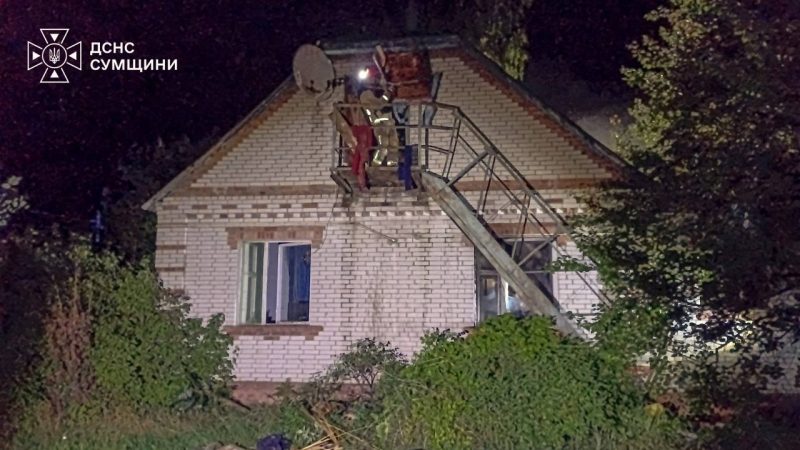 За ніч у Ромнах сталися дві масштабні пожежі: рятувальники врятували житлові будинки від вогню