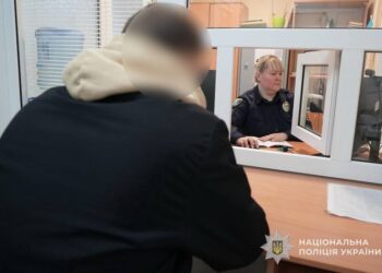 Зґвалтував малолітню падчерку: слідчі поліції Сумщини повідомили чоловіку про підозру