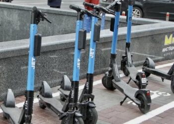 У Києві вимагають прибрати з вулиць електросамокати: чим це обґрунтовують