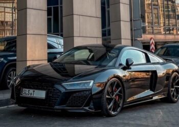 Із двигуном Lamborghini: у Києві засвітився потужний німецький суперкар на “бляхах” (ФОТО)