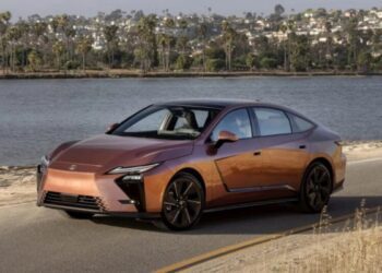 Lexus зробив ставку на ціну: новий ES виявився дешевшим за головних конкурентів (ФОТО)