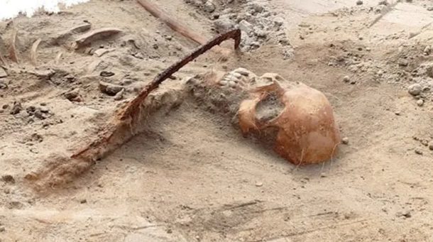 У Польщі знайшли моторошне поховання дівчини