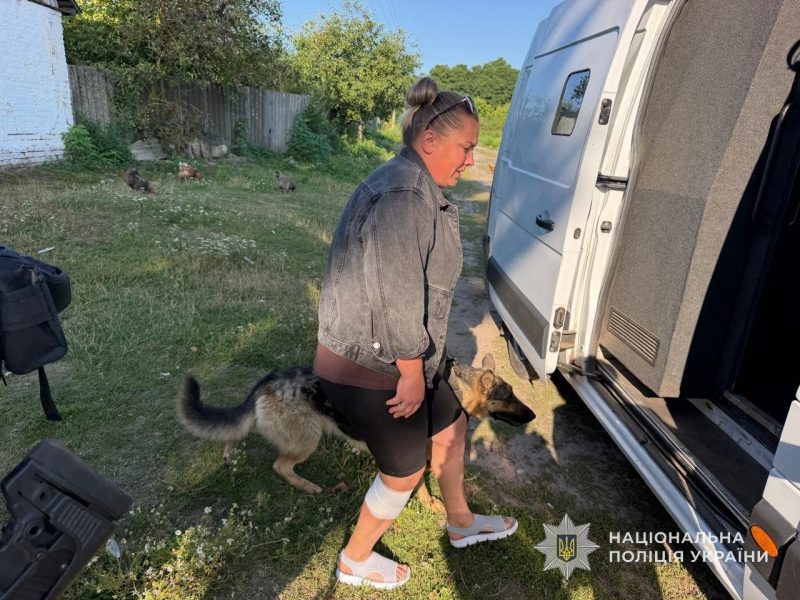 «Білі янголи» евакуювали з прикордонного села Буринської громади дві родини з дітьми та літню жінку