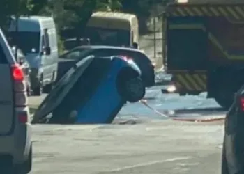 У Києві авто провалилося під землю просто під час руху (ВІДЕО)