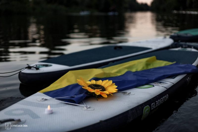 У день памʼяті захисників України Суми обʼєднались у символічній акції, щоб згадати й ушанувати полеглих Героїв