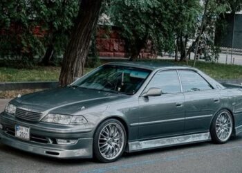У Києві засвітилася культова преміальна Toyota 90-х із яскравим тюнінгом (ФОТО)