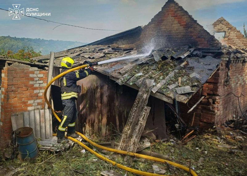 Через російську атаку в Сумах загорівся дачний будинок