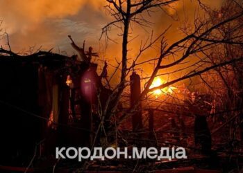 Вісім КАБів за вечір: на околиці Сум зруйновано будинок, пошкоджені 15 хат