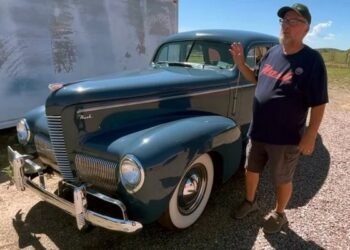 У США в старому сараї виявили рідкісне авто 1940 року, створене українцем (ВІДЕО)
